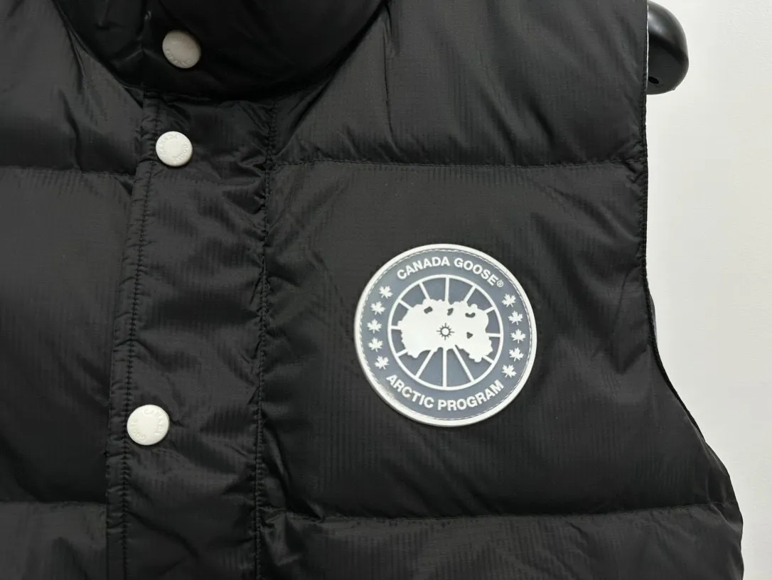 P480 [Canadagoose] Canada Goose White Label Glacier Down Vest Canada Goose's new "Northern Lights Series" down vest Canada Goose's new "Northern Lights" Northern Lights White Label down vest is now available! The light and layered colors give people the feeling of being trapped in the mist around icebergs and glaciers. It can be said to be very dreamy! Original YKK zipper, Size:XS-XXL